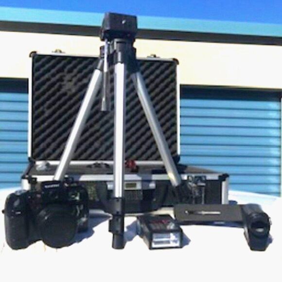 35 mm Pre-Focusing Motor Camera . Metal Locking Carrying Case . Sonitec Brand